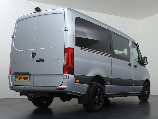 Mercedes-Benz SPRINTER 319 CDI | L2 H1 | 190 PK | EDITION | AUT. | DUBBELE CABINE | 6-ZITS | STYLINGPAKKET | DISTRONIC PLUS | 3500 KG TREKHAAK | STOELVERWARMING | NAVIGATIE | CAMERA | AIRCO | LED LAMPEN | CARPLAY EN ANDROID AUTO | LEDEREN BEKLEDING