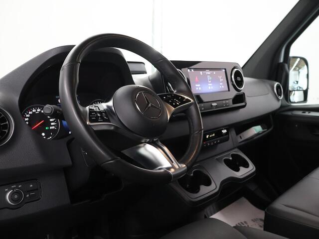 Mercedes-Benz SPRINTER 319 CDI | L2 H1 | 190 PK | EDITION | AUT. | DUBBELE CABINE | 6-ZITS | STYLINGPAKKET | DISTRONIC PLUS | 3500 KG TREKHAAK | STOELVERWARMING | NAVIGATIE | CAMERA | AIRCO | LED LAMPEN | CARPLAY EN ANDROID AUTO | LEDEREN BEKLEDING
