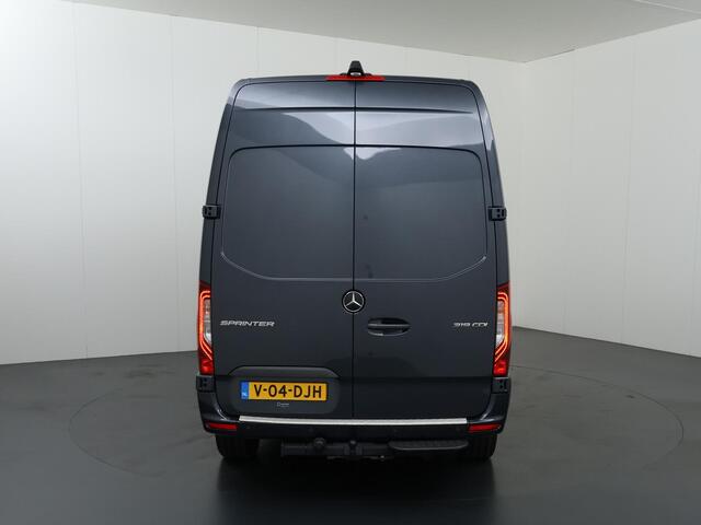Mercedes-Benz SPRINTER 319 CDI | AUT. | L2 H2 | RWD | NL AUTO | DEALER ONDERHOUDEN | LUCHTVERING | TREKHAAK | LED | GROOT NAVIGATIE | ACHTERUITRIJCAMERA | BETIMMERDE LAADRUIMTE COMPLEET | CERTIFIED