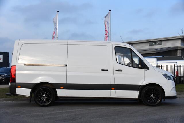 Mercedes-Benz SPRINTER 319 V6 3.0 CDI L2H1 RWD AMG Edition Camera, Cruise, Carplay, LED, 10,5'' Mbux, 3500kg Trekhaak, Standkachel, Multimedia, Stoelverwarming, Automaat, Uniek!