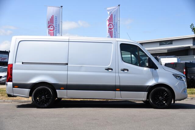 Mercedes-Benz SPRINTER 319 V6 3.0 CDI L2H1 PB Edition 360 Camera, Adaptieve Cruise, Carplay, 3500kg Trekhaak, LED, 10,5'' Mbux, Sensoren, Leder, Stoelverwarming, Uniek!