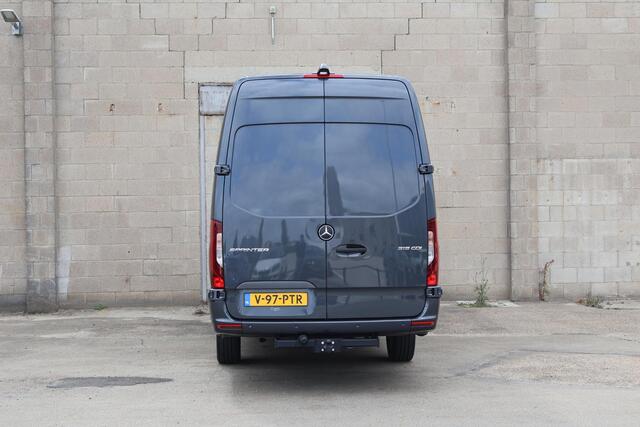 Mercedes-Benz SPRINTER 319 CDI | AUT. | L4 H2 | PRO | Trekhaak | Distronic Plus | LM Velgen | LED koplampen | Navigatie | Parkeercamera | Apple Carplay/Android Auto | 3-zits | Airco | Cruise Control | Certified