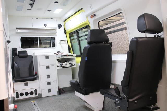 Mercedes-Benz SPRINTER 319 CDI 190PK L2H2 AMBULANCE AUTOMAAT Mercedes-benz Sprinter 319 CDI L2H2 AMBULANCE AUTOMAAT Euro 6 Ziekenwagen Rettungswagen Krankenwagen