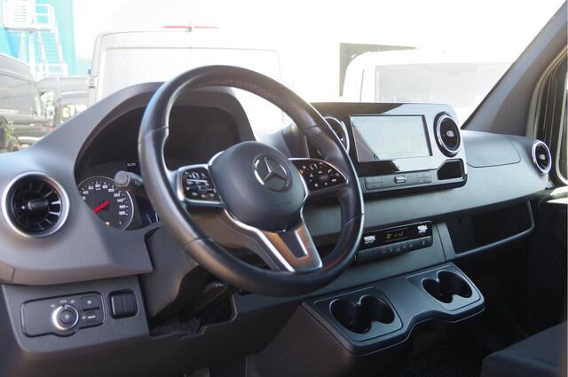 Mercedes-Benz SPRINTER 319 3.0 CDI V6 L2H2 3-ZITS, AUT. LED, 3.5T TREKHAAK, MBUX 10'', STANDKACHEL, ZONNEKLEP, VOORSPOILER, KUNSTSTOFDELEN IN KLEUR, CAMERA, NAVI, CRUISE