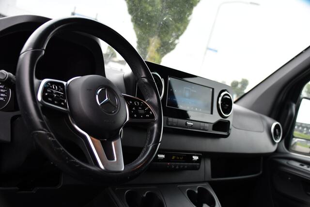 Mercedes-Benz SPRINTER 319 V6 3.0 CDI L3H2 Black Edition Adaptieve Cruise, 360 Camera, Carplay, LED, Voorruit verwarming, Automaat, 10,5'' Mbux, NAVI, 2 x Geveerde stoel, Uniek!