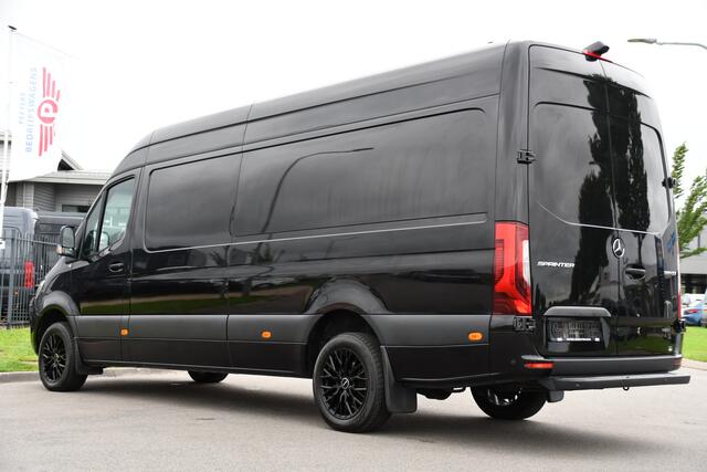 Mercedes-Benz SPRINTER 319 V6 3.0 CDI L3H2 Black Edition Adaptieve Cruise, 360 Camera, Carplay, LED, Voorruit verwarming, Automaat, 10,5'' Mbux, NAVI, 2 x Geveerde stoel, Uniek!