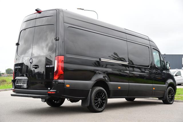 Mercedes-Benz SPRINTER 319 V6 3.0 CDI L3H2 Black Edition Adaptieve Cruise, 360 Camera, Carplay, LED, Voorruit verwarming, Automaat, 10,5'' Mbux, NAVI, 2 x Geveerde stoel, Uniek!