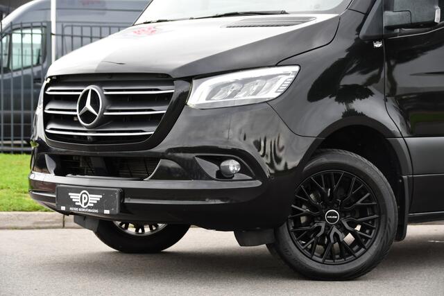 Mercedes-Benz SPRINTER 319 V6 3.0 CDI L3H2 Black Edition Adaptieve Cruise, 360 Camera, Carplay, LED, Voorruit verwarming, Automaat, 10,5'' Mbux, NAVI, 2 x Geveerde stoel, Uniek!