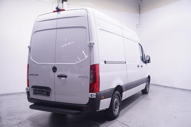 Mercedes-Benz SPRINTER 317 CDI 170 pk L2H2 Camera, Apple Carplay Cruise Control, Airco, Opstap achter, 3-Zits