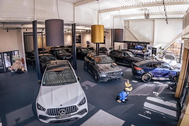 Mercedes-Benz V-KLASSE V300d AMG 240pk Extra Lang XL Burmester Elektrische schuifdeuren Trekhaak Night pakket Black Edition