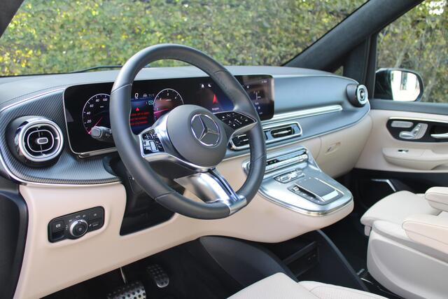 Mercedes-Benz V-KLASSE 300d / AMG / Exclusive / 4-Matic / 7-Pers / Pano / Luchtv / Elec Stoel voor+achter / Burmester / Vol Opties / NIEUWSTAAT