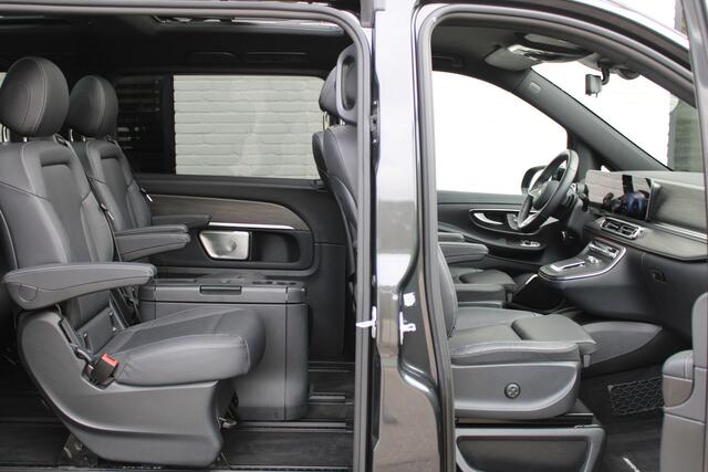 Mercedes-Benz V-KLASSE 300d / AMG / 4-Matic / 7-Persoons / Luchtvering / Pano / Elec Stoelen / Burmester / Vol Opties / NIEUWSTAAT.