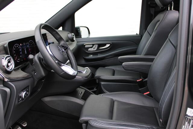Mercedes-Benz V-KLASSE 300d / AMG / 4-Matic / 7-Persoons / Luchtvering / Pano / Elec Stoelen / Burmester / Vol Opties / NIEUWSTAAT.