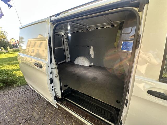 Mercedes-Benz VITO 111 CDI Lang Bestelauto van het Jaar editie Airco * Zeer netjes * 3 persoons