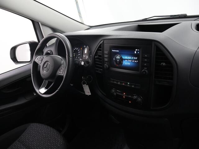 Mercedes-Benz VITO 116 CDI | L2 LANG | AUT. | CAMERA | ILS LED LAMPEN | CRUISE CONTROL | 2500KG TREKHAAK | STOELVERWARMING | BETIMMERDE LAADRUIMTE | APPLE CARPLAY - ANDROID AUTO | 3-ZITS | STANDKACHEL | CERTIFIED