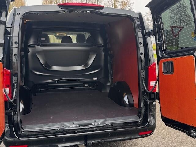 Mercedes-Benz VITO 119 CDI L3 Sportpakket l Dubbel Cabine l 4 x 4 l AIRMATIC l 360 gr Camera l 2,5t AHW | DISTRONIC | gewicht l MBUX l LEDER l Stoelverwarming l 2 x Schuifdeuren l Luchtvering l Luxe Lederen interieur l Geen BPM l