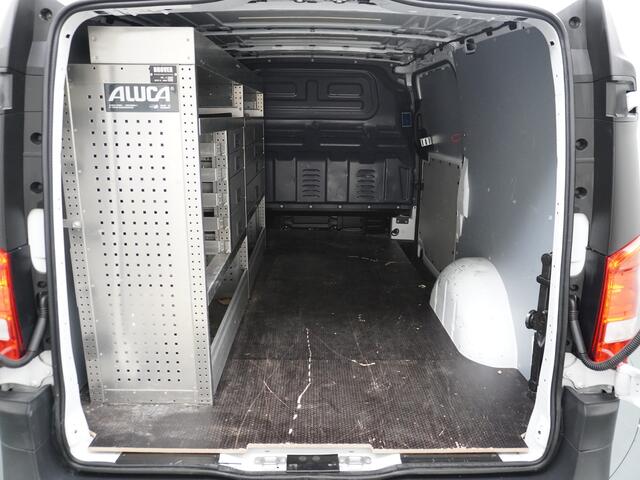 Mercedes-Benz VITO 116CDI 164PK Lang Navi PDC-v+a Camera ParkAssist Trekhaak Airco-CruiseC. Regen-Lichtsensor Bluetooth Schuifdeur Betonplex vloer Wandbetimmering + LedVerlichte-laadruim Dimlicht-Assist Tempmatik Warmtewerend-Glas Elektr-Spiegels+Verwarmd 2.000kg Trekvermo