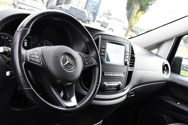 Mercedes-Benz VITO 116 CDI L2 Black Edition Cruise, Camera, Carplay, 164pk, Automaat, Sensoren, Trekhaak, Multimedia, LED, Stoelverwarming, Uniek!