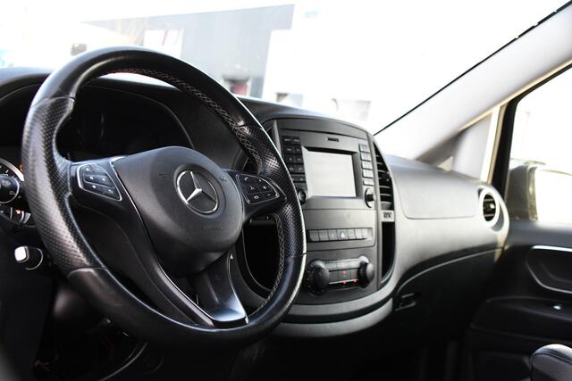 Mercedes-Benz VITO 119 CDI L2 Black Edition Camera, Cruise, LED, Stoelverwarming, Standkachel, Leder, 190pk, Automaat, Trekhaak, Uniek!