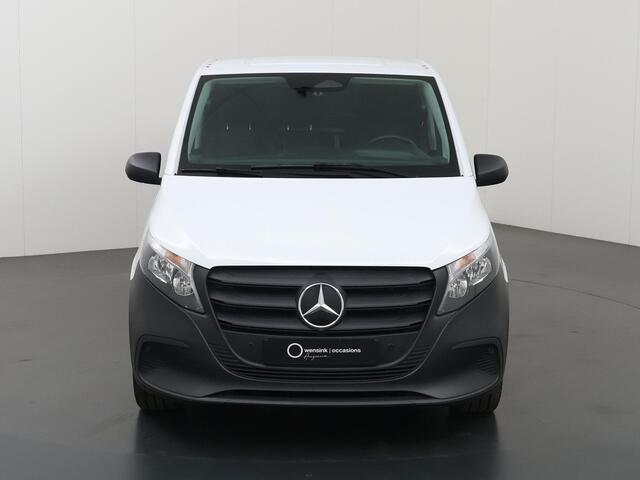 Mercedes-Benz VITO 116 CDI | L2 | PRO | AUT. | 160 PK | ACHTERUITRIJCAMERA | 2500 KG TREKHAAK | CRUISE CONTROL | AIRCO | DODEHOEKDETECTIE | NAVIGATIE | 3-ZITS | COMFORT CHAUFFEURSSTOEL