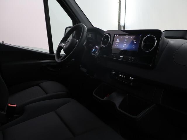 Mercedes-Benz eSprinter 314 L2 Pro 81kWh | Trekhaak | Stoelverwarming | 3-zits | Climate Control | Achteruitrijcamera | Airco | Cruise Control |
