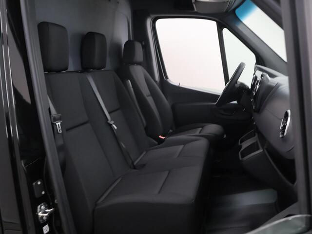 Mercedes-Benz eSprinter 314 L2 Pro 81kWh | Trekhaak | Stoelverwarming | 3-zits | Climate Control | Achteruitrijcamera | Airco | Cruise Control |
