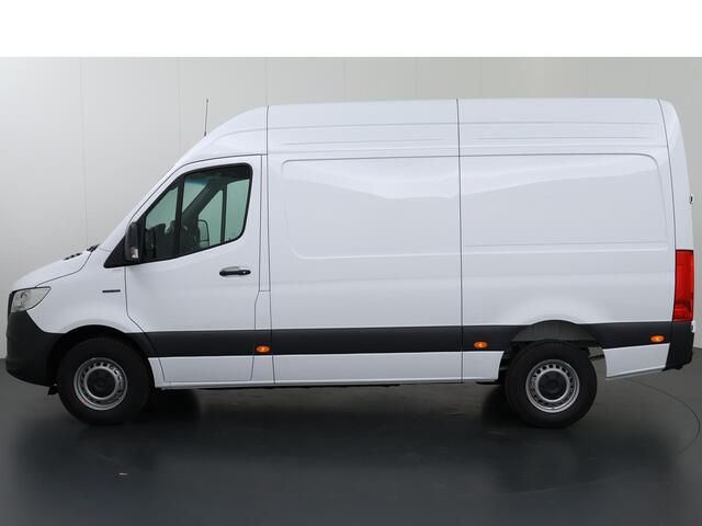 Mercedes-Benz eSprinter 314 L2 H2 PRO | 81 kWh | 100% elektrisch | 2000kg Trekhaak | 115Kw/u DC Snelladen | Smartphone integratie pakket | Carplay | Camera | Comfort bestuurdersstoel |