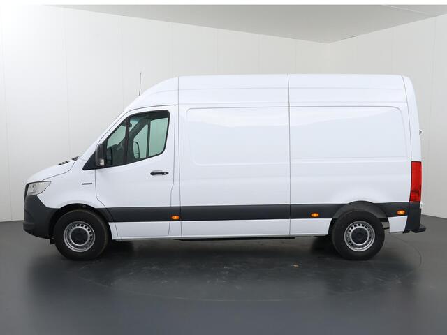 Mercedes-Benz eSprinter L2 H2 | 55 kWh | ACHTERUITRIJCAMERA | STOELVERWARMING | AIRCO | DAB+ RADIO | COMPLETE LAADRUIMTE BETIMMERING | OPSTAP TOT LAADRUIMTE | STOEL - STOEL COMFORT