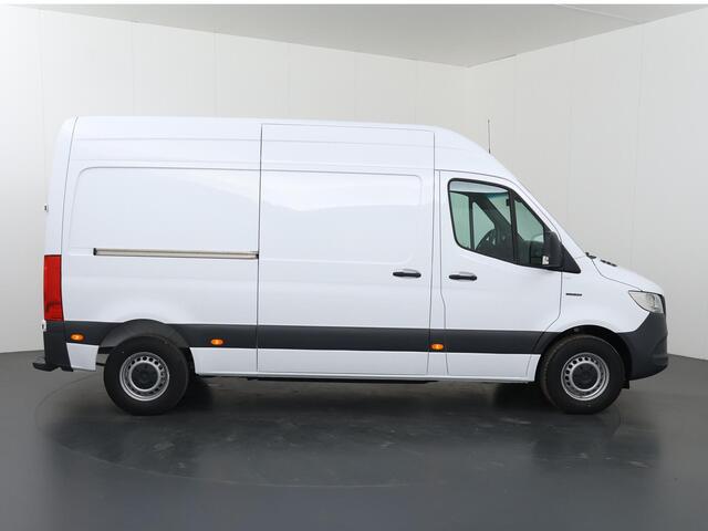 Mercedes-Benz eSprinter L2 H2 | 55 kWh | ACHTERUITRIJCAMERA | STOELVERWARMING | AIRCO | DAB+ RADIO | COMPLETE LAADRUIMTE BETIMMERING | OPSTAP TOT LAADRUIMTE | STOEL - STOEL COMFORT