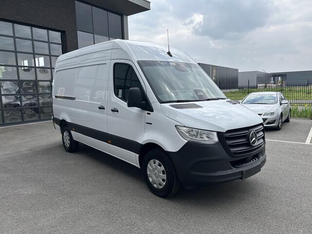 Mercedes-Benz eSprinter 320 L2 H2 Pro 81kWh / Snel laden 115Kw / Trekhaak / MBUX / Navigatie / Camera / Cruise control / Airco / 270 Graden achterdeuren