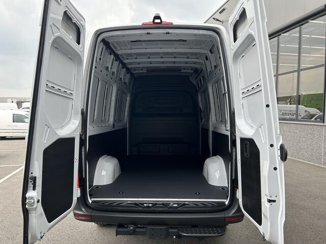 Mercedes-Benz eSprinter 320 L2 H2 Pro 81kWh / Snel laden 115Kw / Trekhaak / MBUX / Navigatie / Camera / Cruise control / Airco / 270 Graden achterdeuren