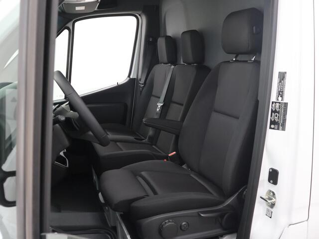 Mercedes-Benz eSprinter 414 L2 H2 RWD PRO 81kWh | TREKHAAK | STOELVERWARMING | CARPLAY / ANDROID AUTO | STANDKACHEL | OPSTAP TOT ACHTERDEUREN | DODEHOEKDETECTIE | 3-ZITS | 115 KW SNELLADEN | ACHTERUITRIJCAMERA