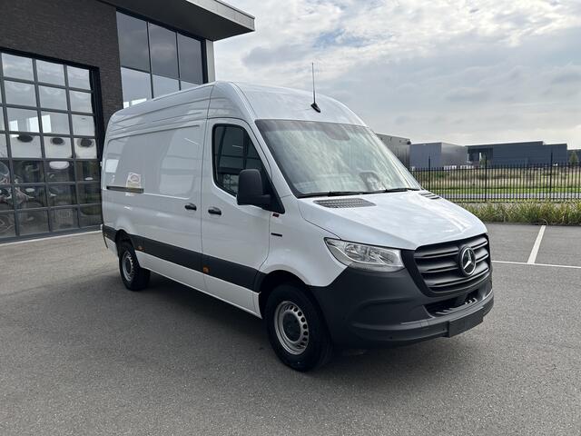 Mercedes-Benz eSprinter 320 L2 H2 Pro 81kWh / Snel laden 115Kw / Trekhaak / Parkeersensoren / MBUX / Navigatie / Camera / Cruise control / Airco / 270 Graden achterdeuren