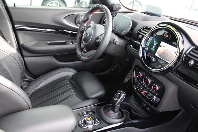 Mini CLUBMAN JCW ALL4 Chili Panoramadak / Comfortstoelen / Comfort Access / Achteruitrijcamera / Harman-Kardon / Stoelverwarming / Active Cruise Control