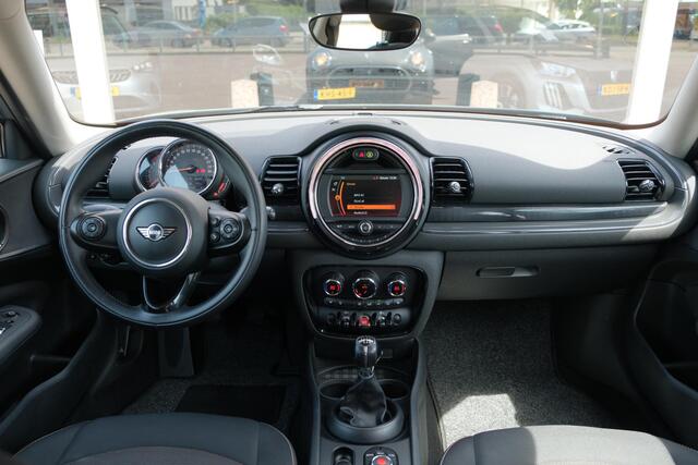 Mini CLUBMAN 1.5 102pk One | Airco | 18" velgen | PDC | Stoelverwarming