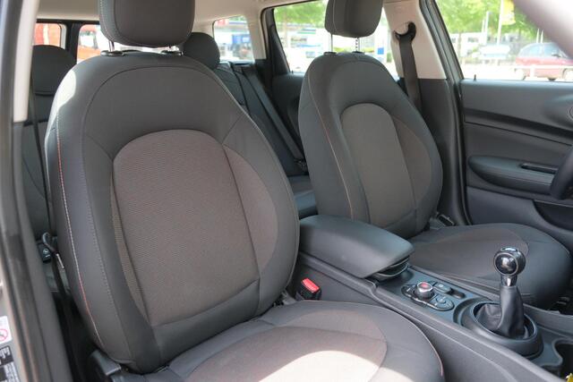Mini CLUBMAN 1.5 102pk One | Airco | 18" velgen | PDC | Stoelverwarming