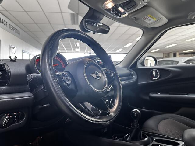 Mini CLUBMAN 1.5 One Pepper/ 17'' LMV/ Stoelverw./ Keyless/ Clima/ Cruise/ Elek. pakket/ Isofix/ Bluetooth/ Armsteun/ Multi. LEDER. Stuur/ Mistl./ PDC/ Chroom/ LED Dagrijverl.