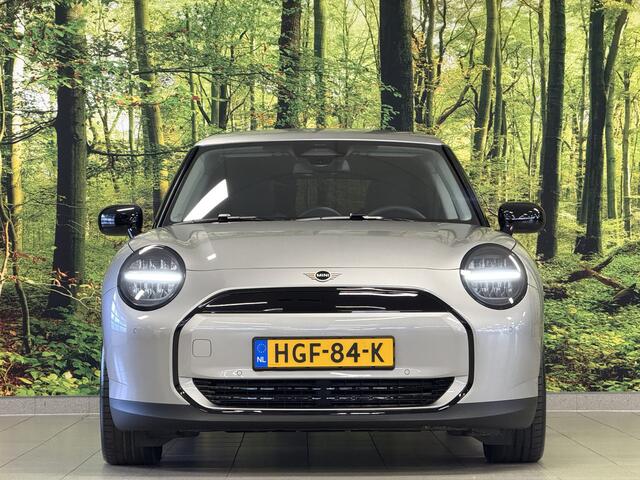 Mini COOPER Mini E Essential 40.7 kWh | Nieuw ! | 37 Kilometer! | Camera | Lane Assist | Dodehoeksensor | Apple Carplay | Android Auto | 17" Lichtmetaal | Automatisch Inparkeren | DAB |