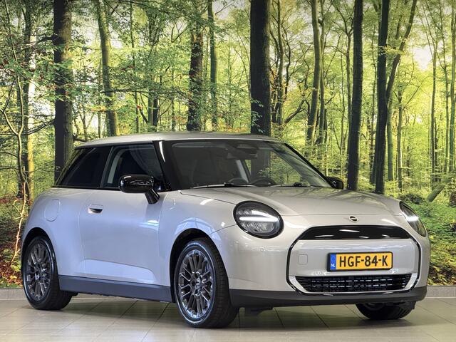Mini COOPER Mini E Essential 40.7 kWh | Nieuw ! | 37 Kilometer! | Camera | Lane Assist | Dodehoeksensor | Apple Carplay | Android Auto | 17" Lichtmetaal | Automatisch Inparkeren | DAB |