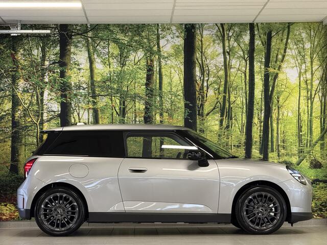 Mini COOPER Mini E Essential 40.7 kWh | Nieuw ! | 37 Kilometer! | Camera | Lane Assist | Dodehoeksensor | Apple Carplay | Android Auto | 17" Lichtmetaal | Automatisch Inparkeren | DAB |