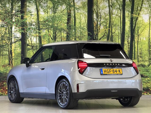 Mini COOPER Mini E Essential 40.7 kWh | Nieuw ! | 37 Kilometer! | Camera | Lane Assist | Dodehoeksensor | Apple Carplay | Android Auto | 17" Lichtmetaal | Automatisch Inparkeren | DAB |