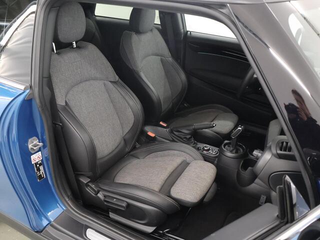 Mini COOPER Mini 1.5 Business Edition | Groot Navigatie | Sportstoelen | Climate Control | Union Jack achterlichten | LED | Apple CarPlay/Android Auto | DAB |