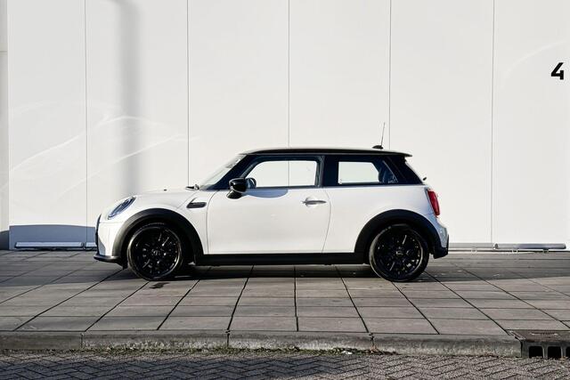 Mini COOPER 3 Deurs Classic Apple car Play / Led Koplampen / Sportstoelen / Donkere hemel / 16 Inch / Parkeersenoren Achter