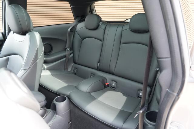 Mini COOPER Mini 1.5 Camden Edition | Panoramadak | Apple Carplay | Parkeercamera | Leder |