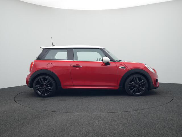 Mini COOPER Mini 1.5 Chili Serious Business | John Cooper Works Chili Pakket | Keyless Entry | lederen bekleding | Navigatie | Parkeersensoren | verwarmde voorstoelen