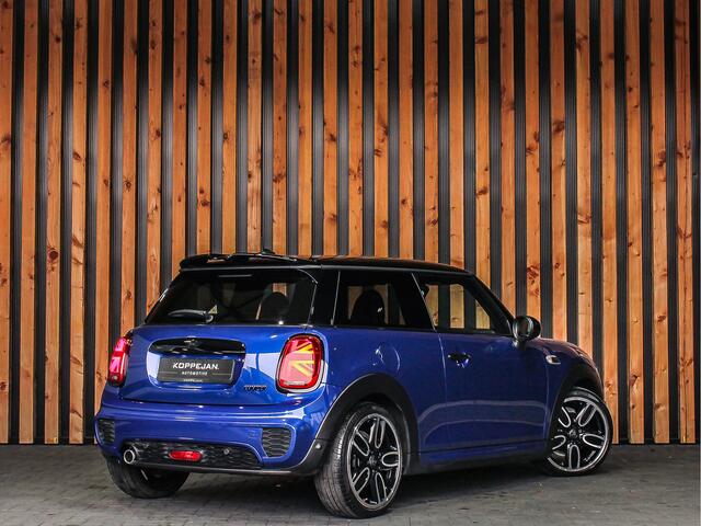 Mini COOPER 1.5 136PK Automaat John Cooper Works | HARMAN EN KARDON | KEYLESS | SFEERVERLICHTING | NAVI | PDC |