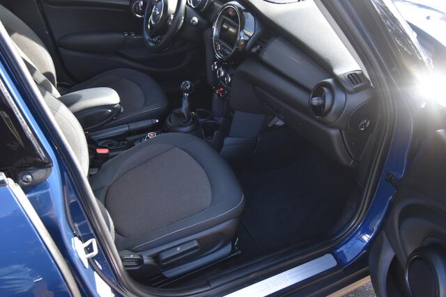 Mini COOPER Mini 1.5 Serious Business , NAVI , CR CONTR , AIRCO , LMV17 , PDC A ,