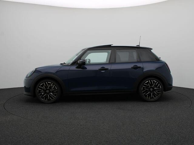 Mini COOPER Mini 1.5 C Favoured Demo voertuig korting per gereden kilometer. Neem contact op voor de actuele prijs.
