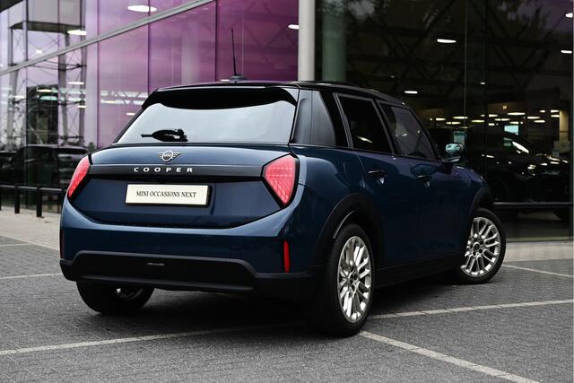 Mini COOPER Hatchback C Automaat / Favoured / Pakket L / 17" U-Spoke vibrant silver