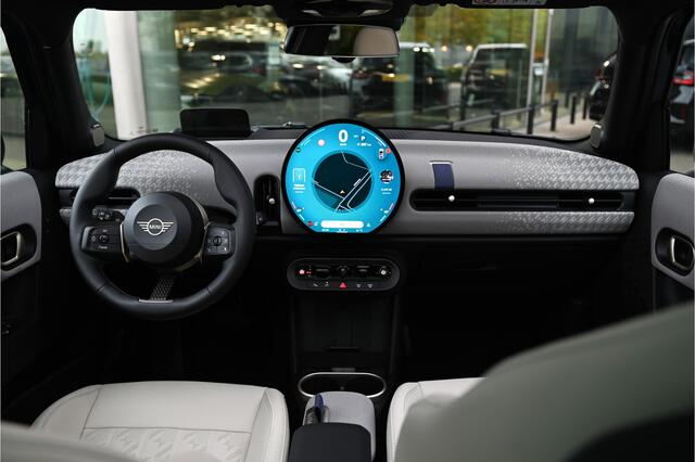 Mini COOPER Hatchback C Automaat / Favoured / Pakket L / 17" U-Spoke vibrant silver